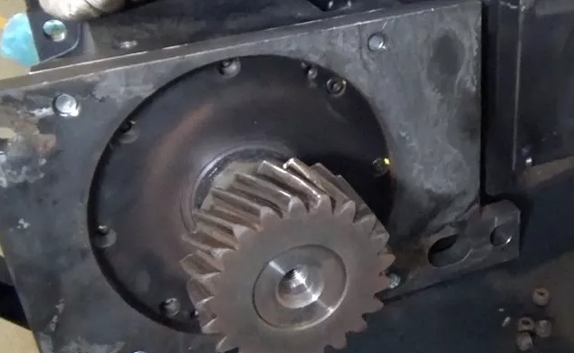 齒輪箱的的螺絲斷了六根,外嚙合的斜齒輪嚴重磨損 齒輪箱的的螺絲斷了六根,外嚙合的斜齒輪嚴重磨損